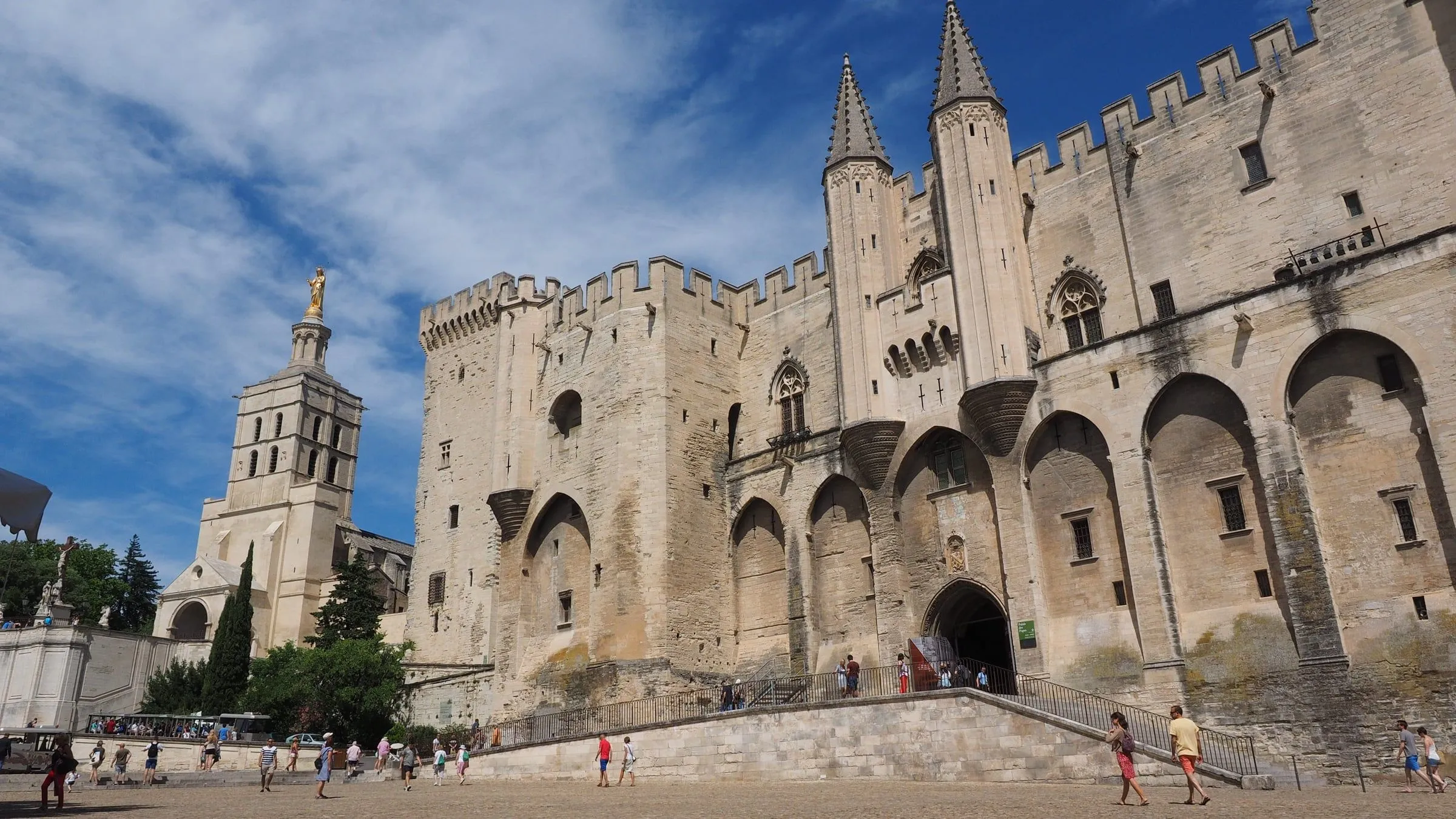 Le Palais des Papes d'Avignon vu depuis la Place du Palais — chef-d'œuvre gothique du XIVᵉ siècle, point de départ idéal pour 3 jours en cité papale