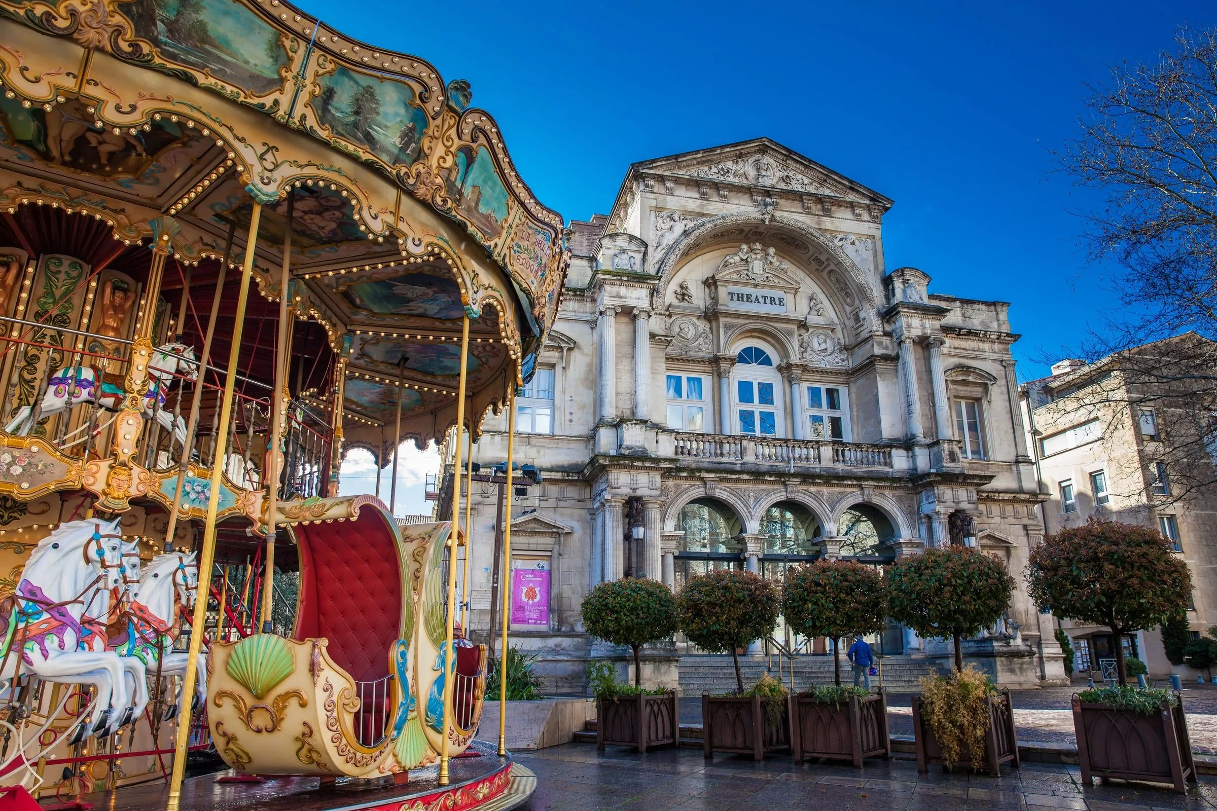 La Place de l'Horloge d'Avignon avec ses terrasses et son hôtel de ville