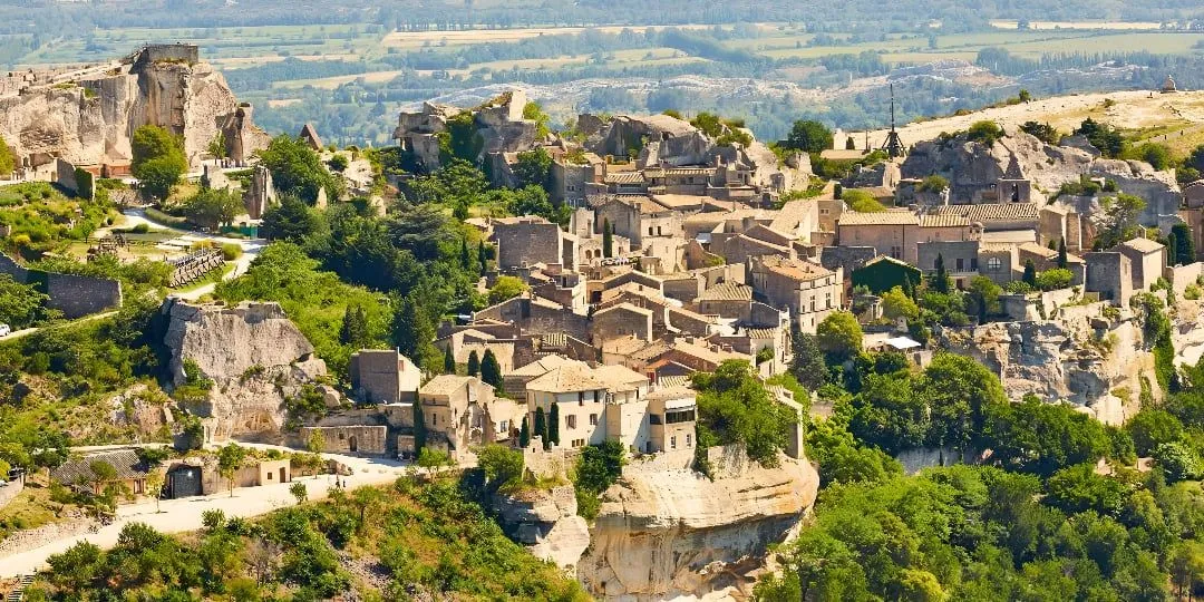 Le village médiéval des Baux-de-Provence perché dans les Alpilles