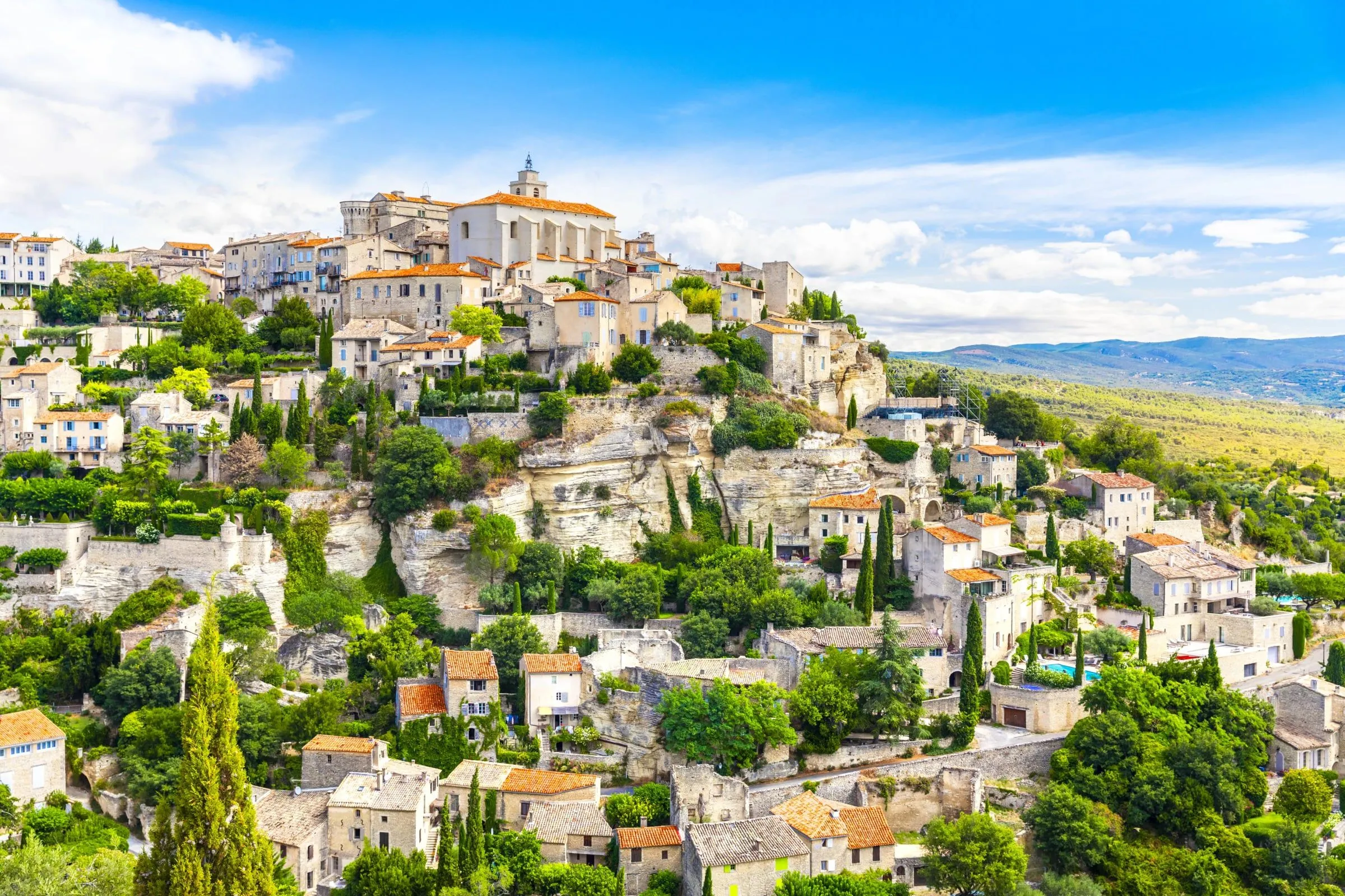 Le village perché de Gordes dans le Luberon, vu depuis le belvédère