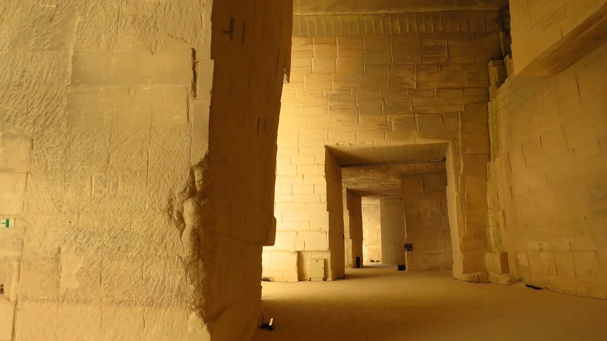 Projection immersive d'art numérique sur les parois rocheuses des Carrières de Lumières aux Baux-de-Provence