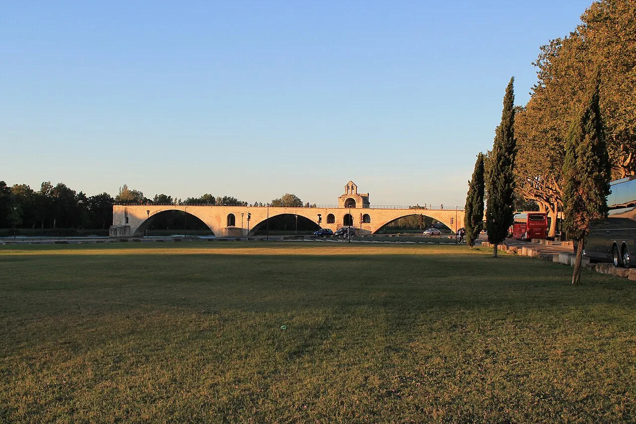 Couple admirant le Pont Saint-Bénézet à Avignon