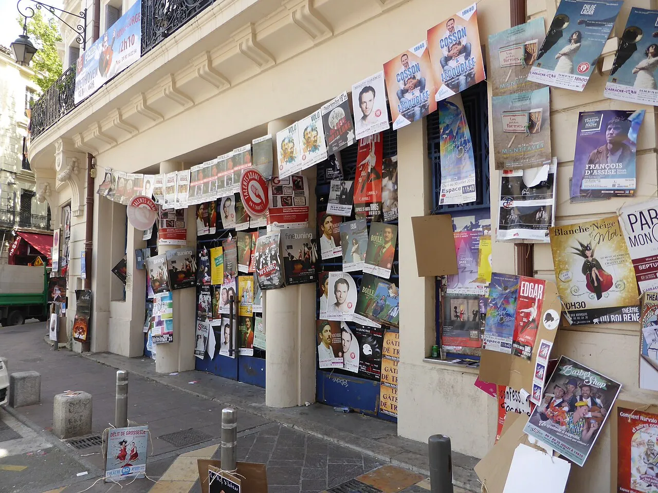 Affiches du Festival d’Avignon dans une rue animée du centre historique