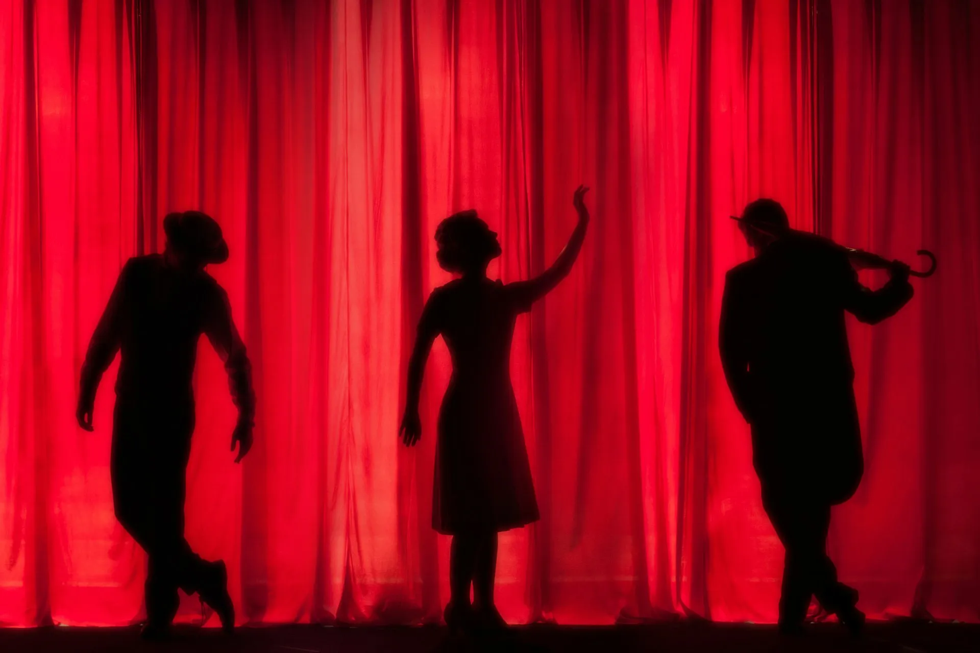 Scène de théâtre illuminée — l'esprit du spectacle vivant au Festival d'Avignon