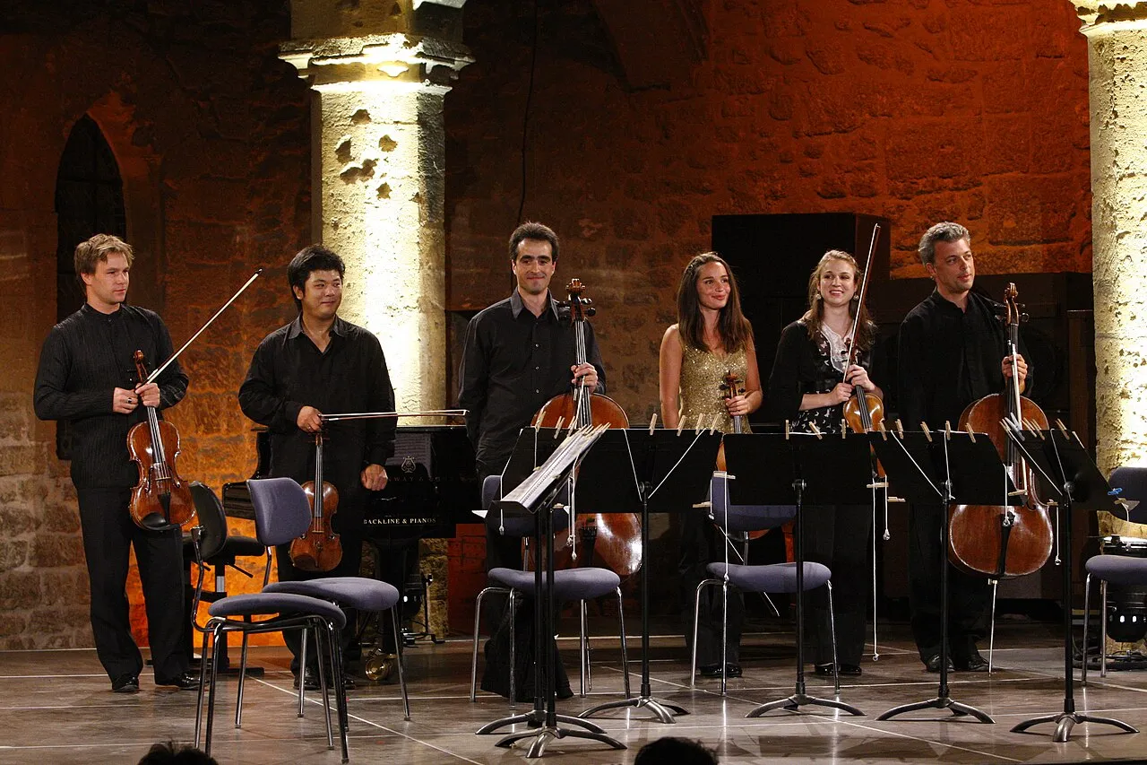 Concert de musique de chambre dans un cadre historique provençal avec violoncelle et alto