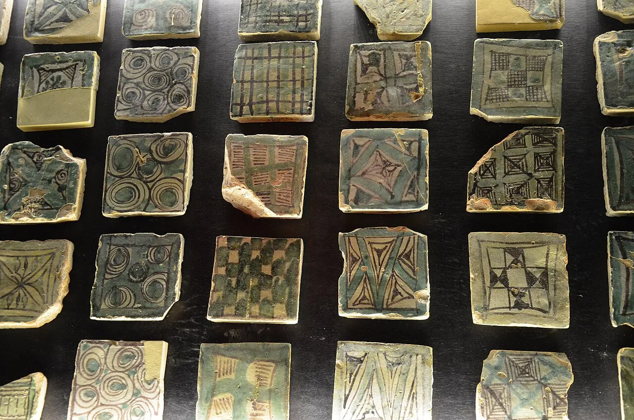 Carreaux décoratifs du XIVe siècle au Palais des Papes d’Avignon