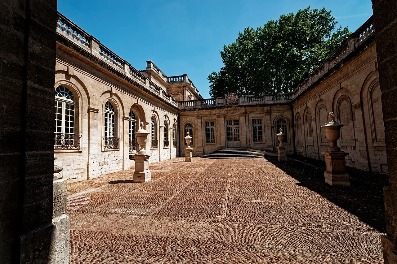 Historic courtyard on Rue Joseph Vernet in Avignon on a rainy day