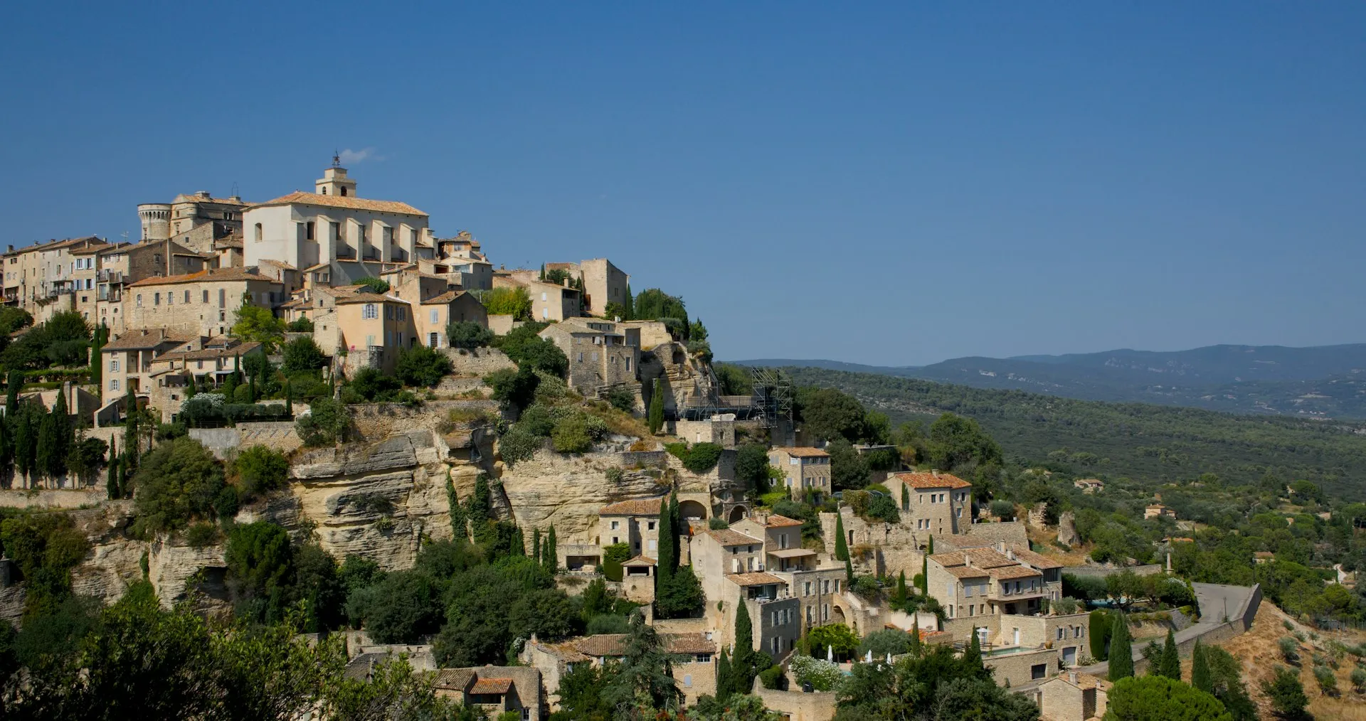 Le village perché de Gordes au cœur du Luberon — pierres sèches dorées et toits de tuiles vue depuis Rocher Bel-Air