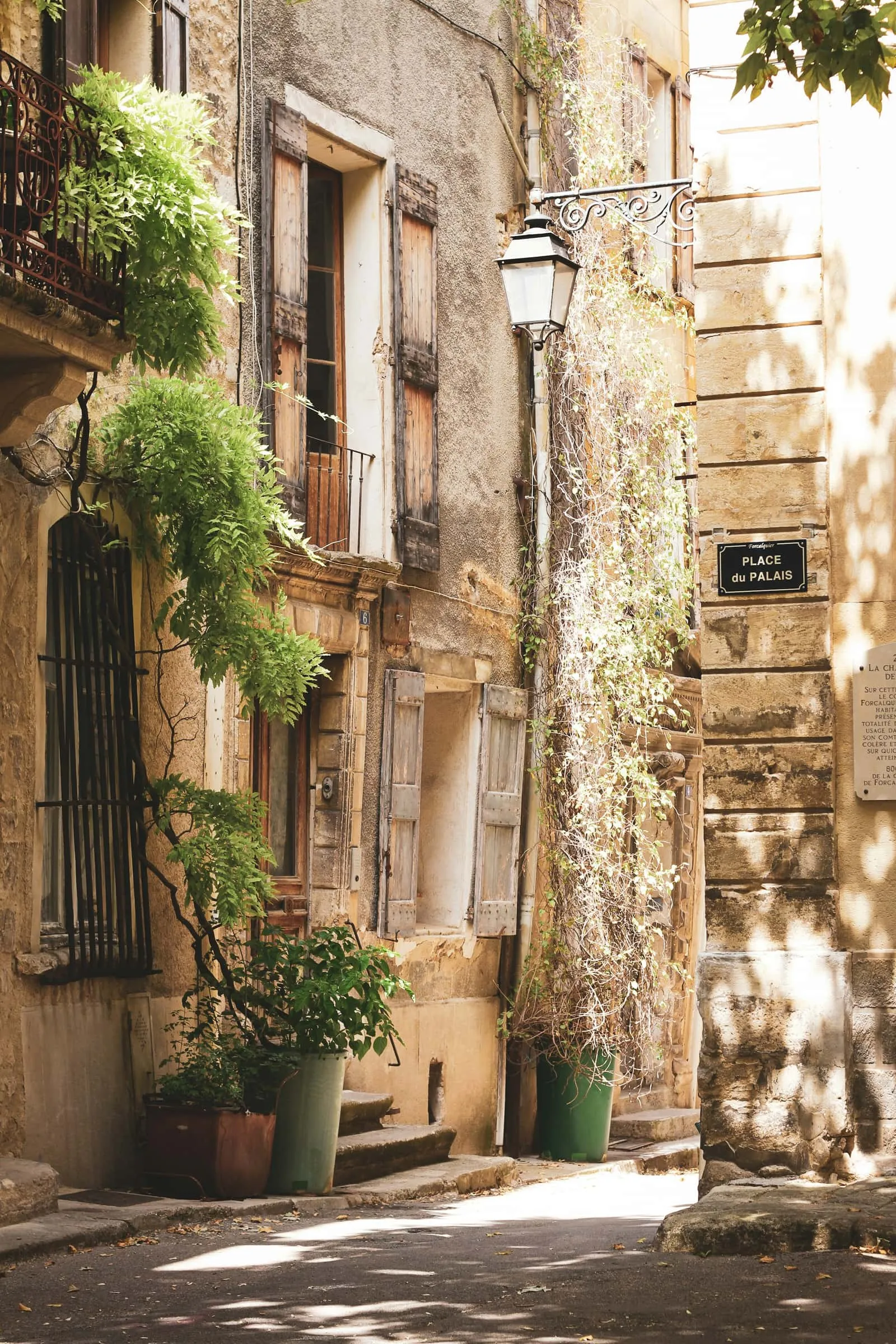 Ruelle provençale aux pierres dorées et façades anciennes — ambiance des restaurants d'Avignon