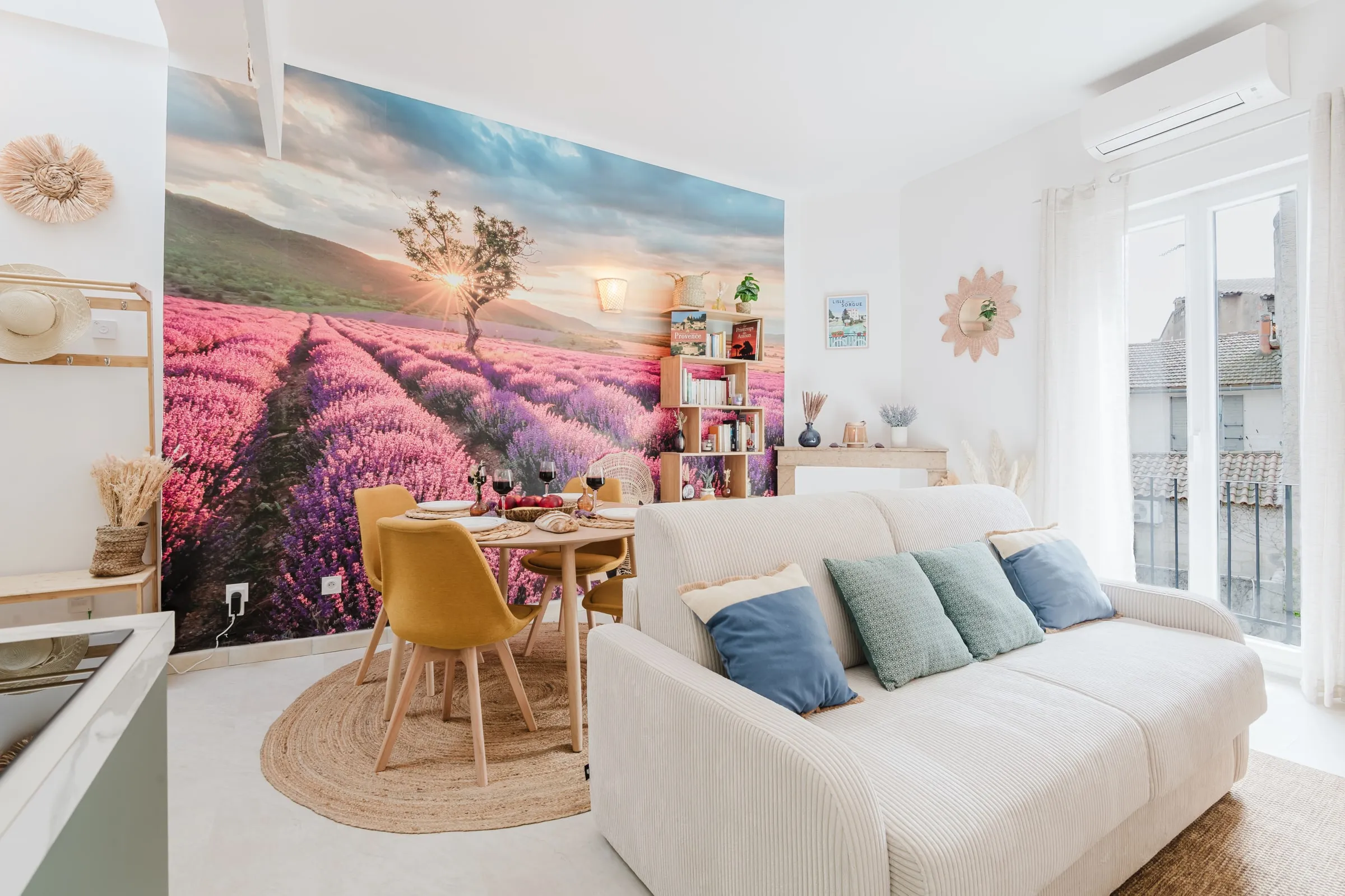 Lavande Dorée — Salon avec fresque champ de lavande