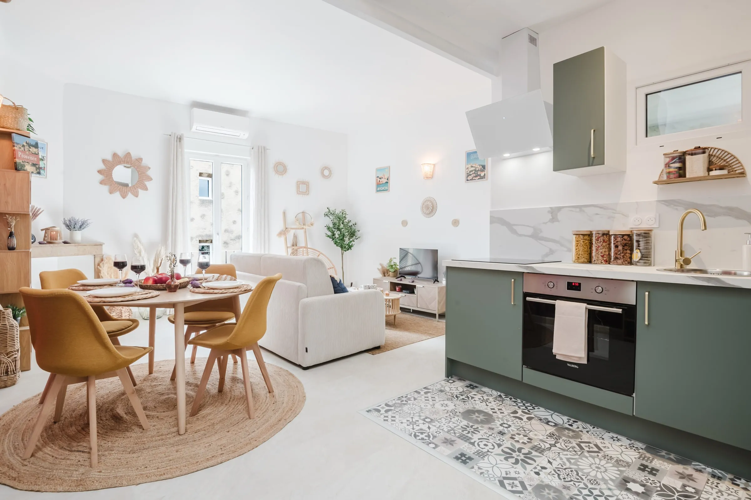 Lavande Dorée — Séjour ouvert sur la cuisine
